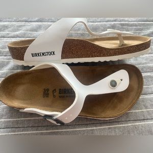 Birkenstock Gizeh white sandals in size 39 (8us).
